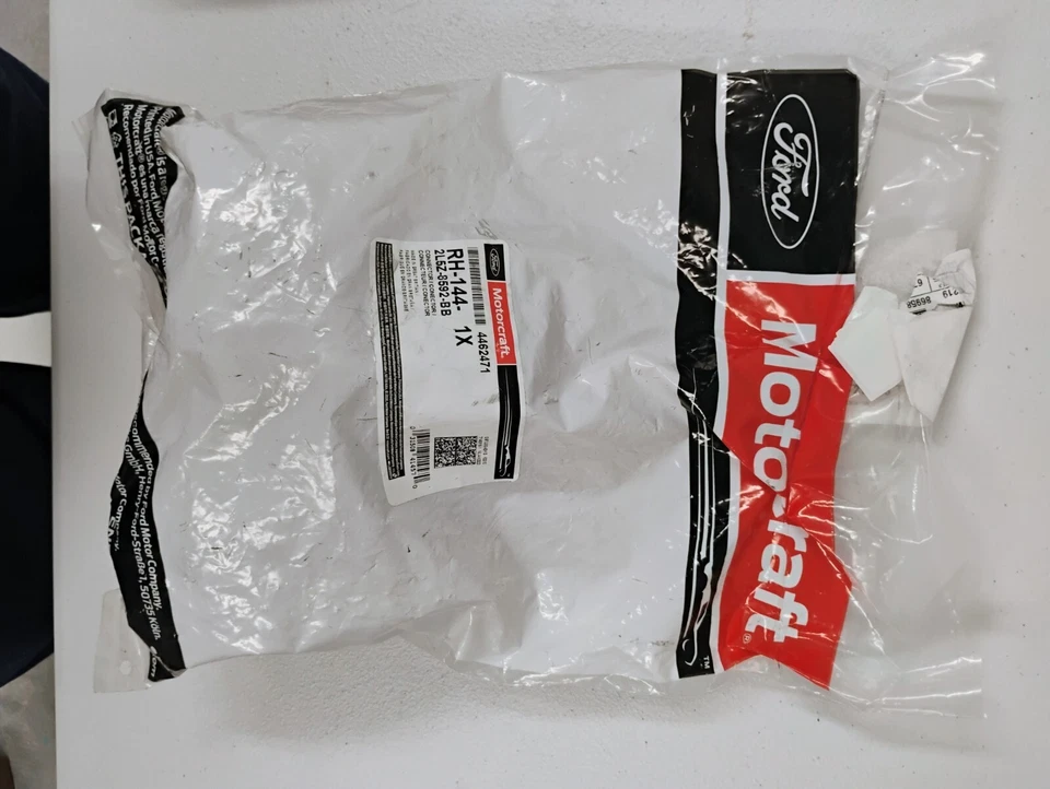 Ford Motorcraft RH-144 2L5Z-8592-BB Lower Engine Coolant Thermostat Housing OEM Foto 2 de 4