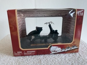 Maisto 1:18 scale Vespa 98 (1946) Scooter Motorcycle Die Cast Toy NIB