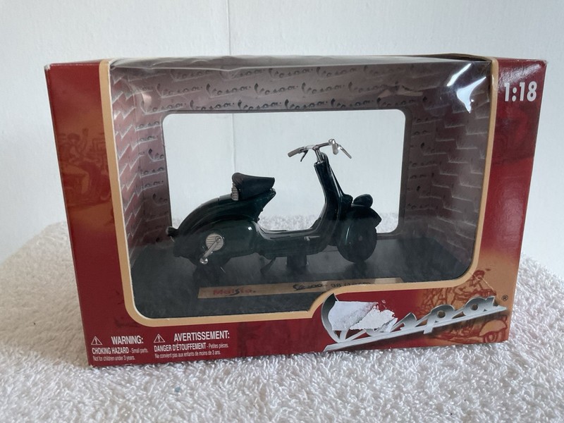 Maisto 1:18 scale Vespa 98 (1946) Scooter Motorcycle Die Cast Toy NIB