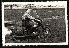 Fotografie Motorrad Puch, Kradfahrer mit Kennzeichen Wien