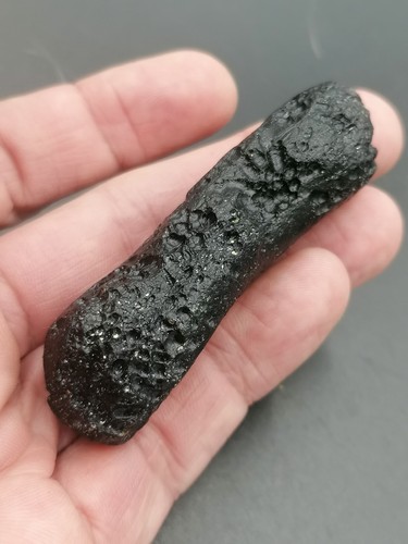 Tektite Indochinite intact Dumbbell 32,27g / 7,3cm Meteorite Impact Glass - Picture 9 of 15