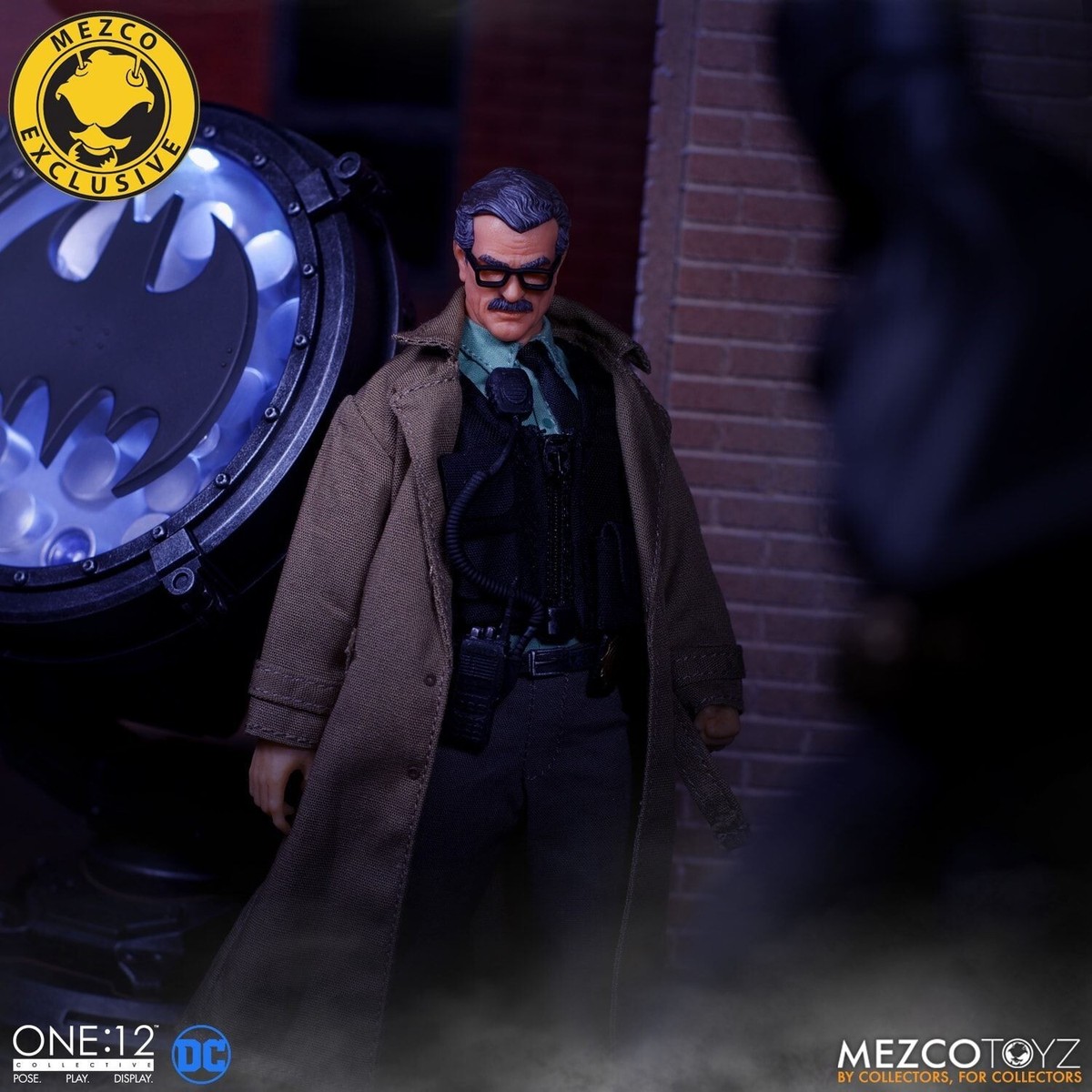 MEZCO One:12 COMMISSIONER JIM GORDON & Bat Signal MDX