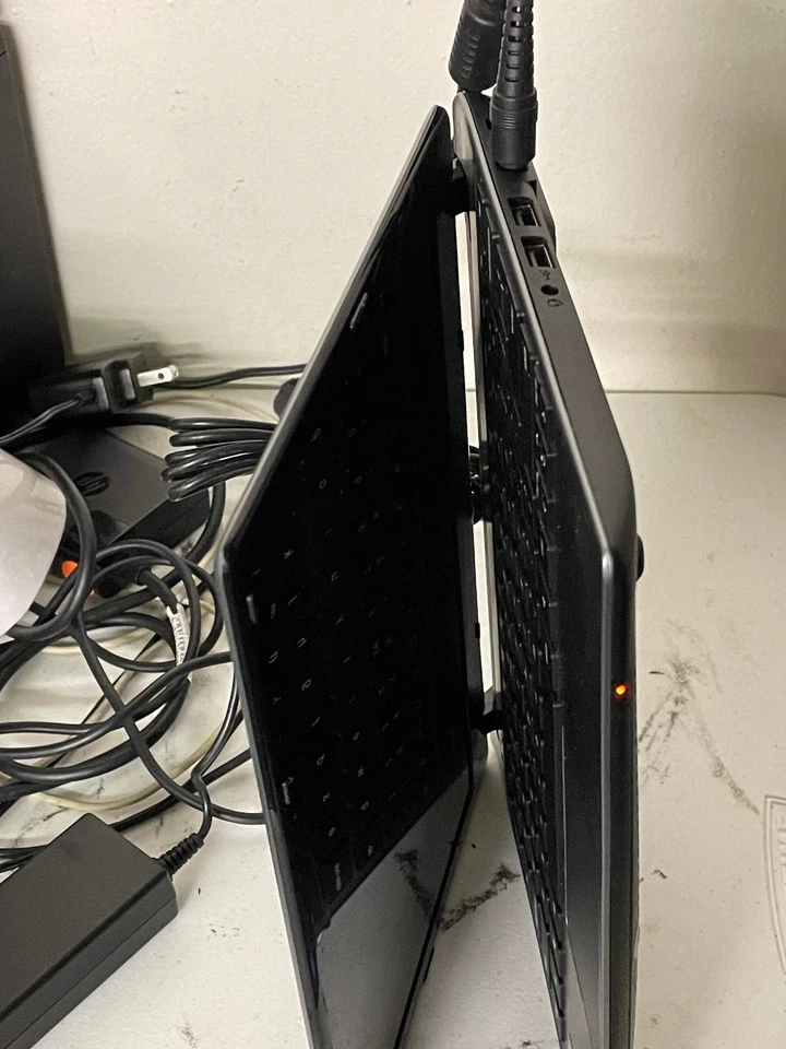 Lot of 3 Acer Chromebook C710 11.6 Screen 16 GB for Parts - Image 3 of 4