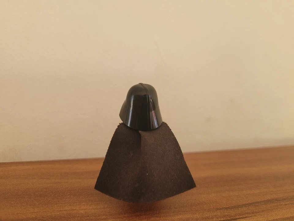 SW1106 Darth Vader - Printed Arms, Black Cape, White Head with Smile - Bild 4 von 4