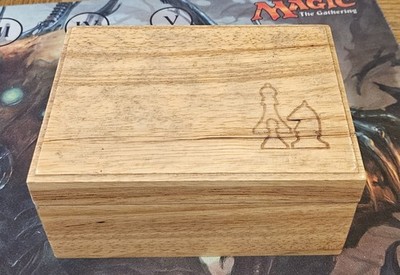 Schachfiguren aus Holz in Box mit graviertem Deckel Größe 2/3