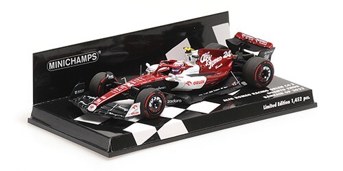 F1 Alfa Romeo C42 Minichamps de Zhou Guanyu pour sublimer la décoration d'un bureau de passionné