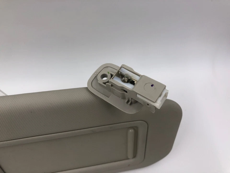 Parasol Mazda 2014-2018 para 3 pasajeros iluminación gris OEM D04B41003 Foto 3 de 4