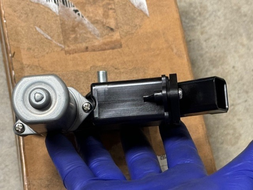 NEW 2019-23 GM CHEVY SILVERADO WINDOW MOTOR DRIVER SIDE LH 84117330 - Picture 10 of 14
