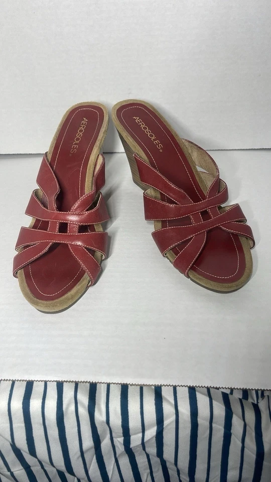 Zapatos de cuña Aersoles rojos con correas geométricas Foto 4 de 4