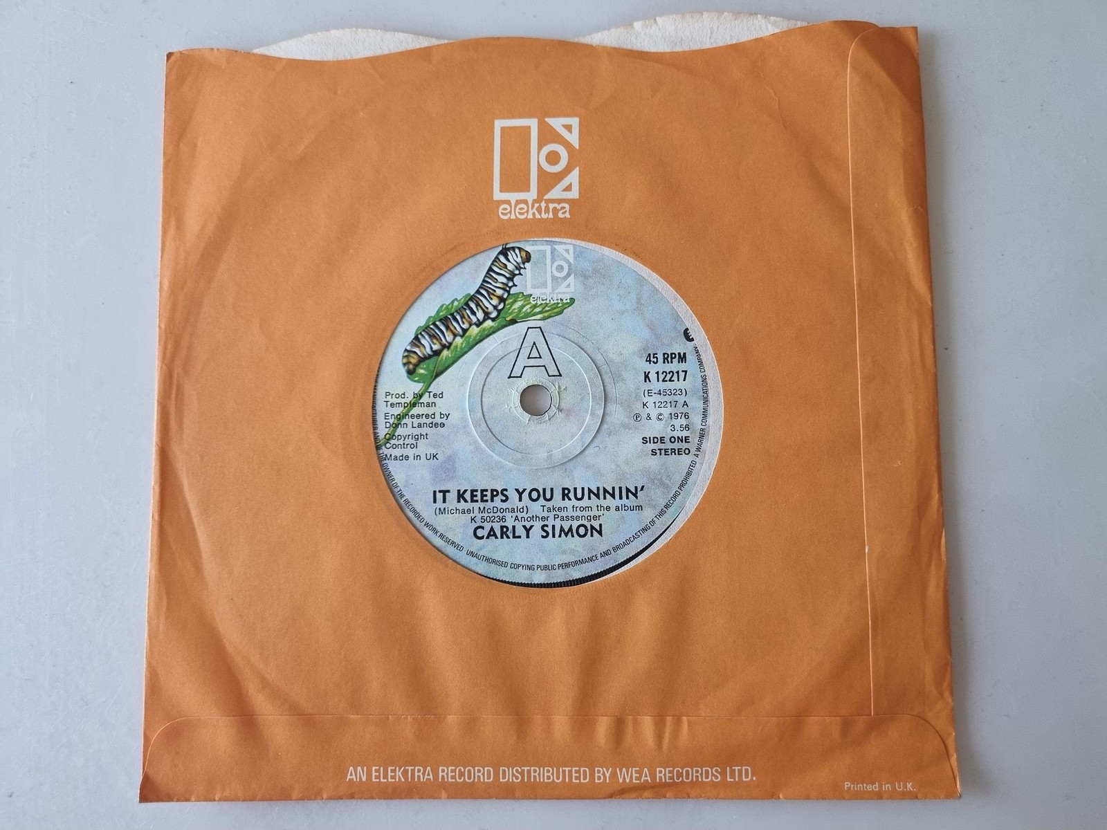 Carly Simon - It Keeps You Runnin'/ Be With Me 7'' Vinyl UK