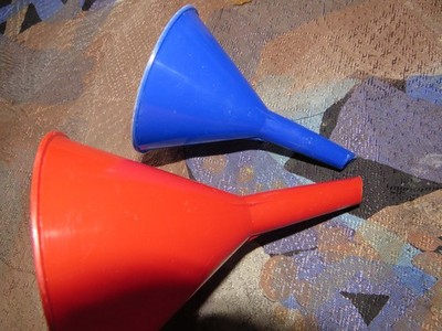 2x Fackelmann Trichter mit Griff rot blau 7 bzw. 9 cm Durchmesser
