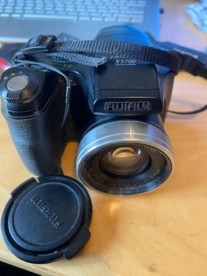 Fujifilm FinePix S5700 Compact Bridge Digital Camera 7.1MP CCD - See Photos