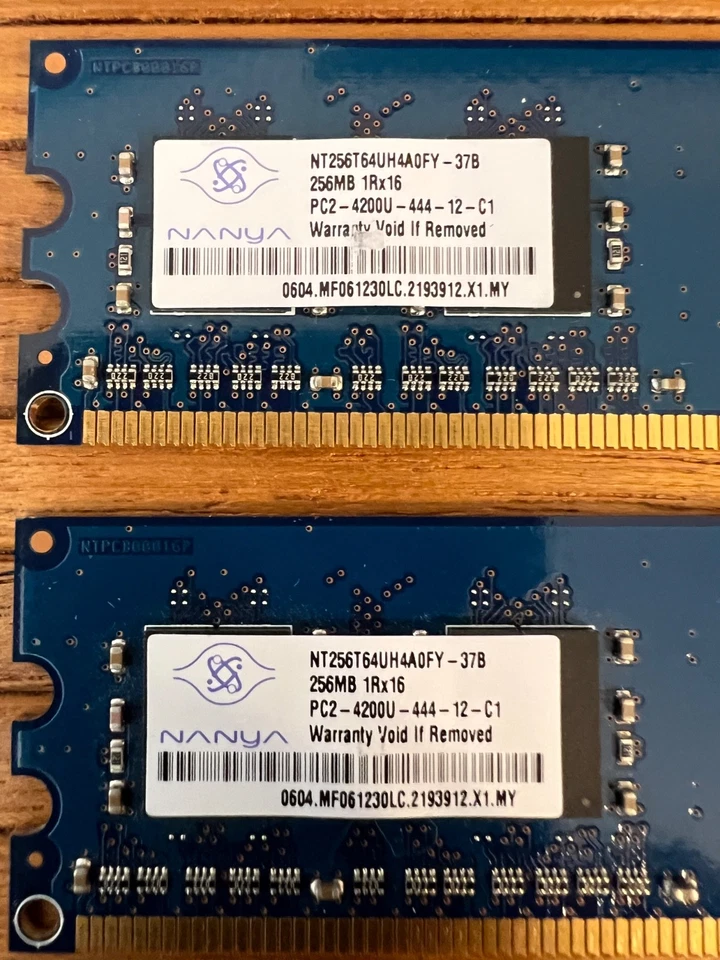Samsung / Nanya 256 MB PC2 4200 Lote de 4 RAM de escritorio / Memoria Foto 2 de 4