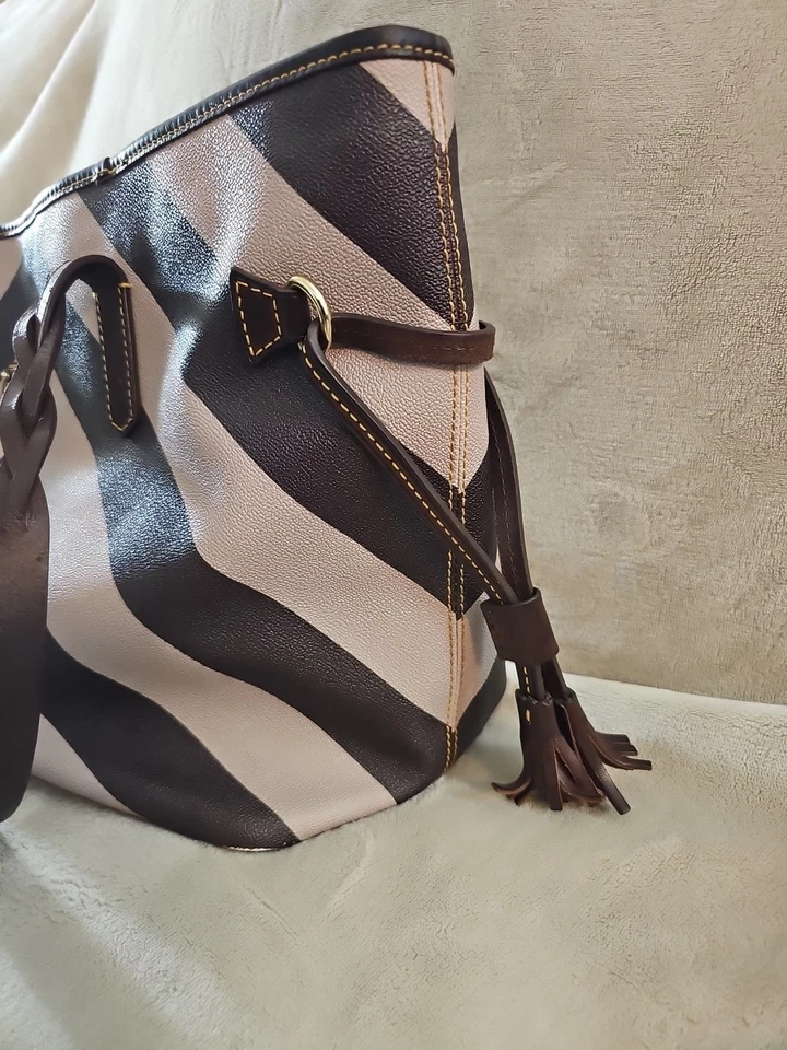 Bolso de Mano Dooney & Bourke Marrón y Beige Chevron Flecos  Foto 4 de 4