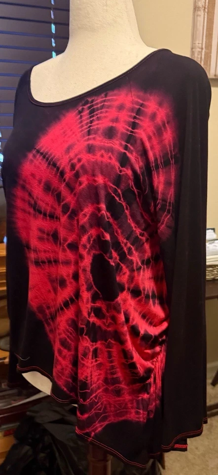 Precioso top tejido negro manga larga rojo tinte de Chatoyant, talla grande.  Foto 2 de 3