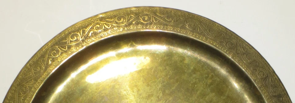 PRECIO BAJO! ANTIGUA PLACA DE LATÓN MARTILLADA A MANO DE ORIENTE MEDIO 13,5" con borde grabado Foto 4 de 4