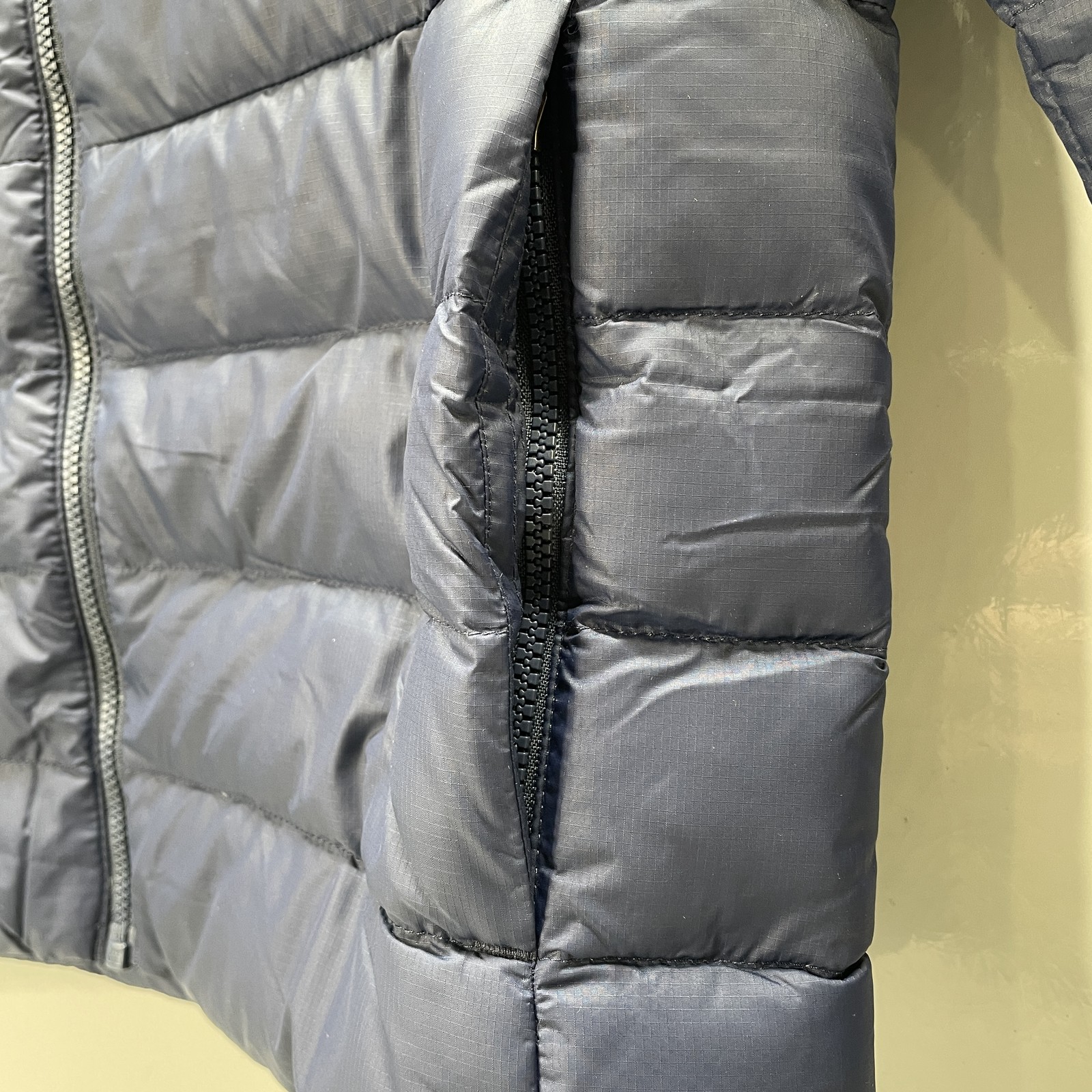 Patagonia Boys Down Sweater Jacket Navy Blue Size L Insulated Long Sleeve Zip Up thumbnail 4