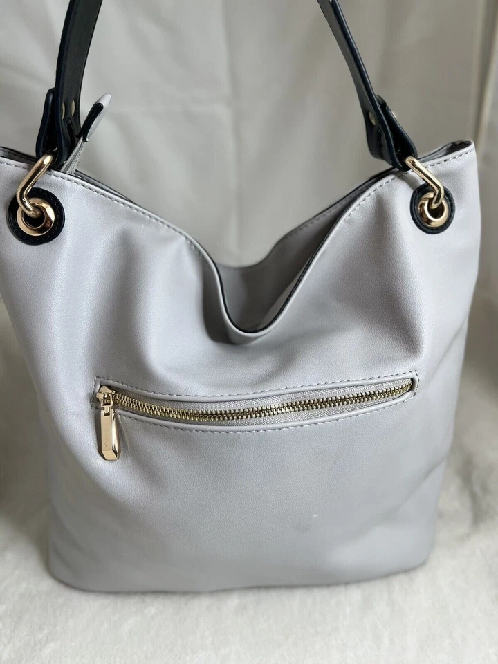 Bolso de Mano Isabelle Gris Imitación Cuero con Asas Negras y Acentos Dorados Foto 3 de 4