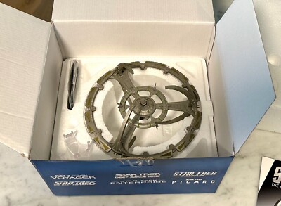 NIB Eaglemoss XL Star Trek DEEP SPACE NINE Station Model w/Magazine DS9 