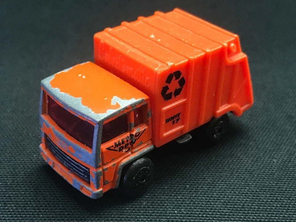 Matchbox Refuse Truck Collectable Scale 1:64 - Image 2 of 4