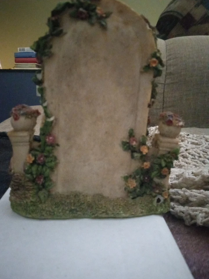 Figura cascada. Resina 4 1/2 pulgadas de alto Foto 3 de 3