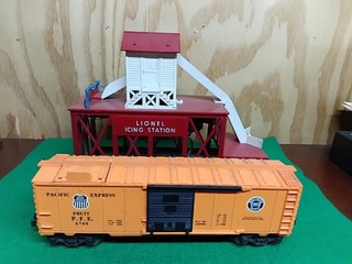 Lionel postwar 352 ice station and ice car