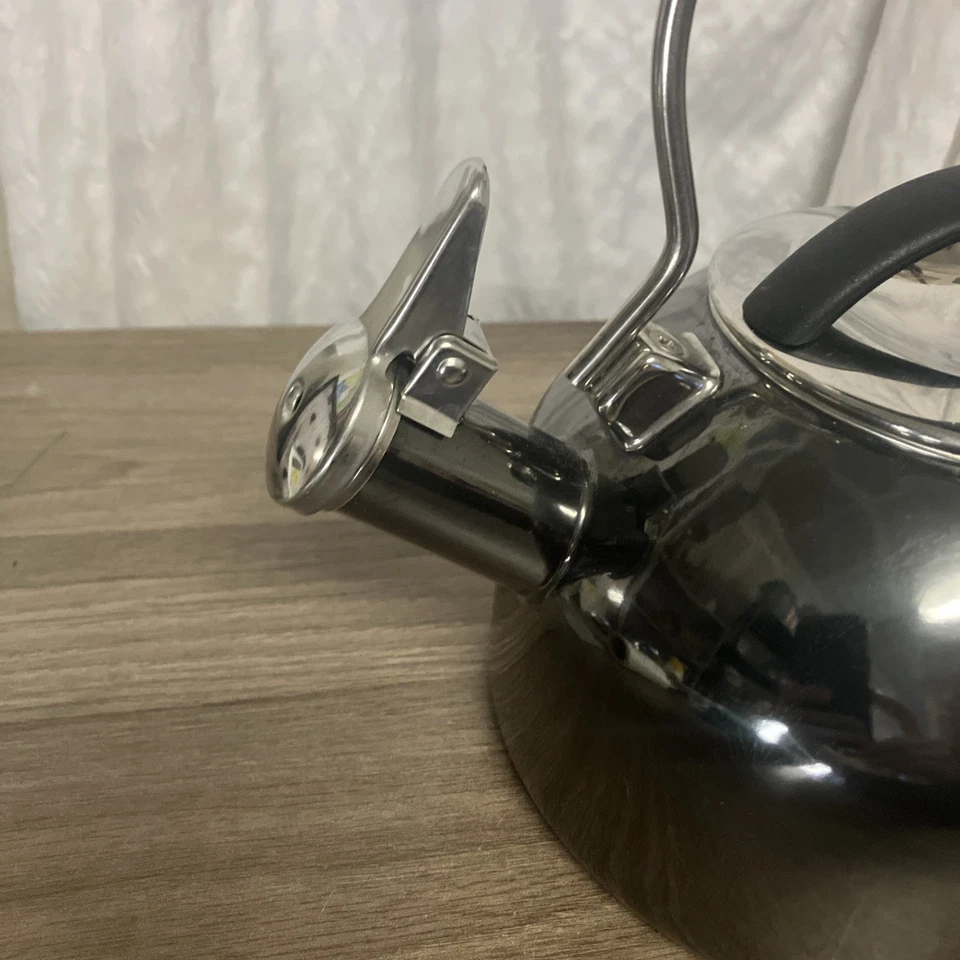 Tetera gris oscuro o negra CHANTAL 1,8 QT esmaltada en acero silbante Foto 3 de 4