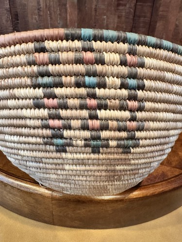 Walawa afrikanische handgewebte aufgerollte Grasschale Korb Hausa 11,5" pastellblau rosa - Bild 10 von 10