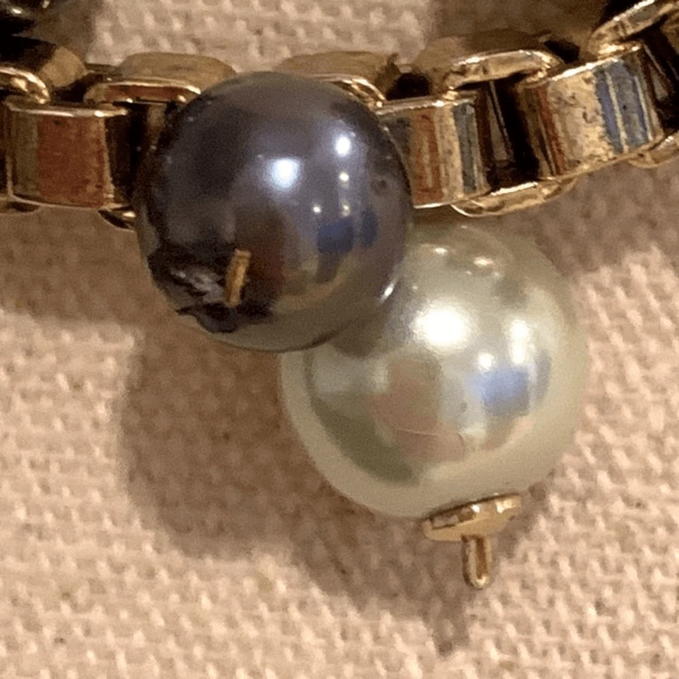 Gargantilla de perlas Lulu Frost cadena de caja dorada con perlas simuladas azules, grises y blancas Foto 4 de 4