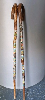 Zwei alte Wanderstöcke mit vielen Pins Wandern Sammler Spatzierstock Stocknadeln