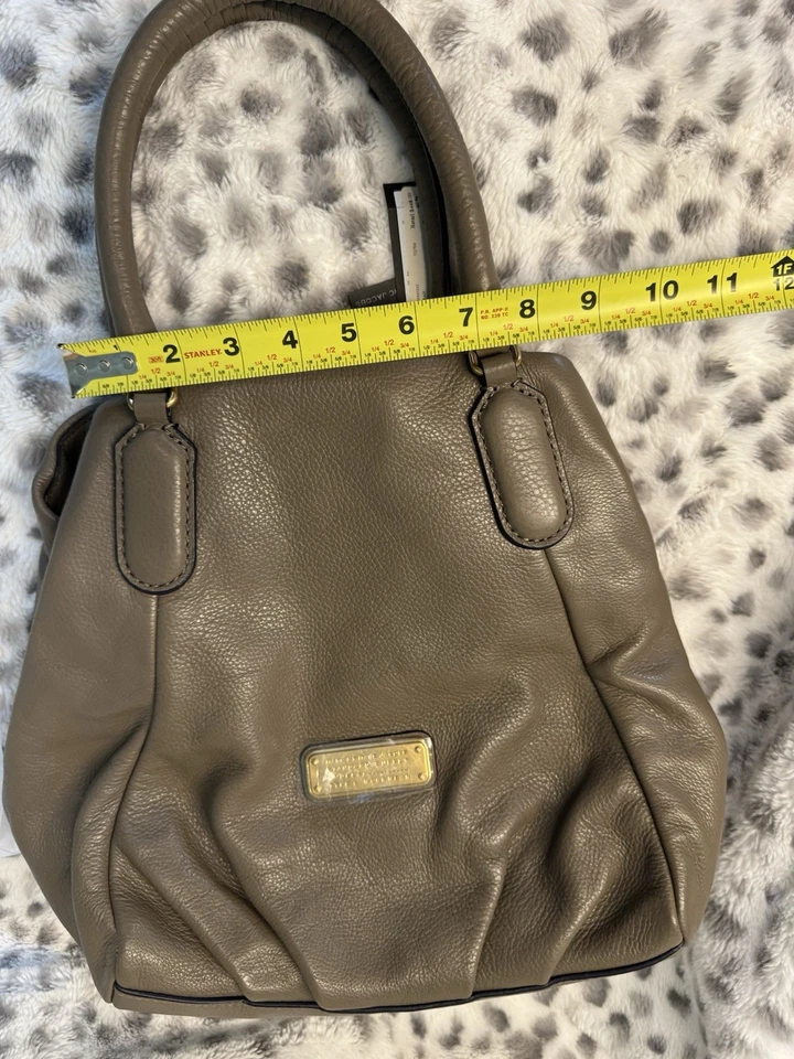 🌞BOLSO DE HOMBRO LG DE CUERO ITALIANO TOPO Q FRAN PUMA NUEVO MARC JACOBS🌺¡NUEVO CON ETIQUETAS! Foto 3 de 4