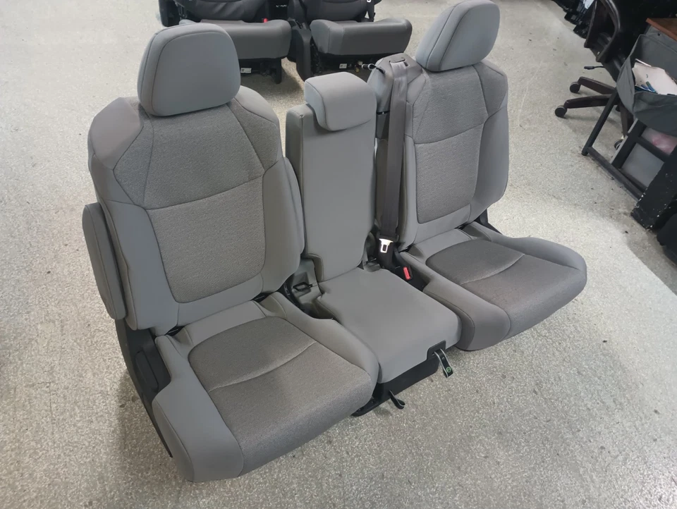 Toyota Sienna 2021-2025 asientos completos segunda fila 8 pasajeros tela gris Foto 2 de 2