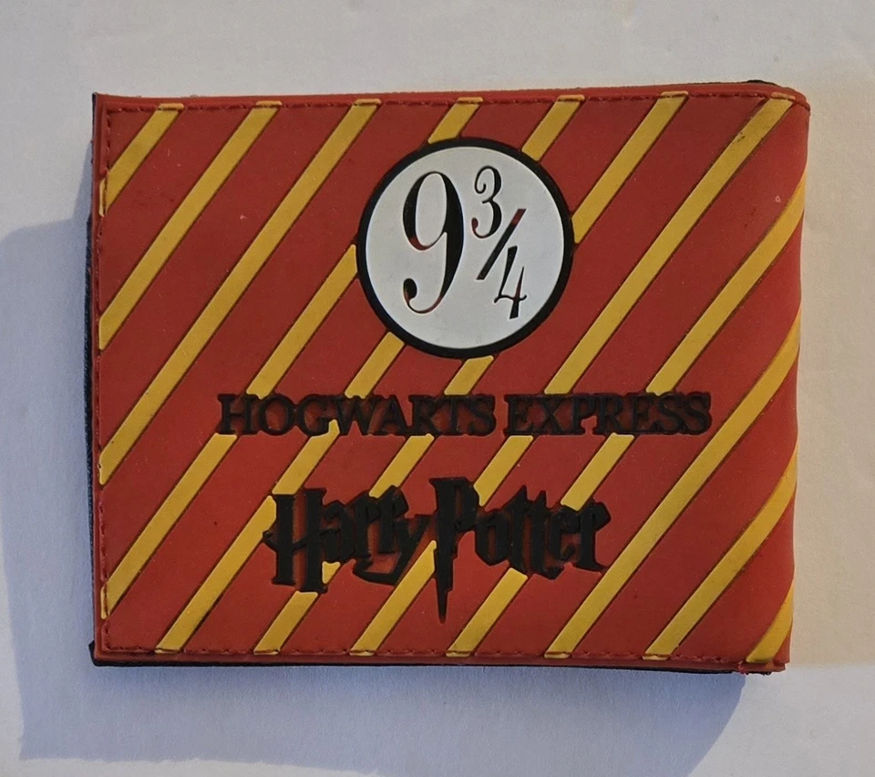 Harry Potter Hogwarts Express 9 3/4 Gryffindor Crest Bi-Fold Wallet Bioworld  - Image 2 of 4