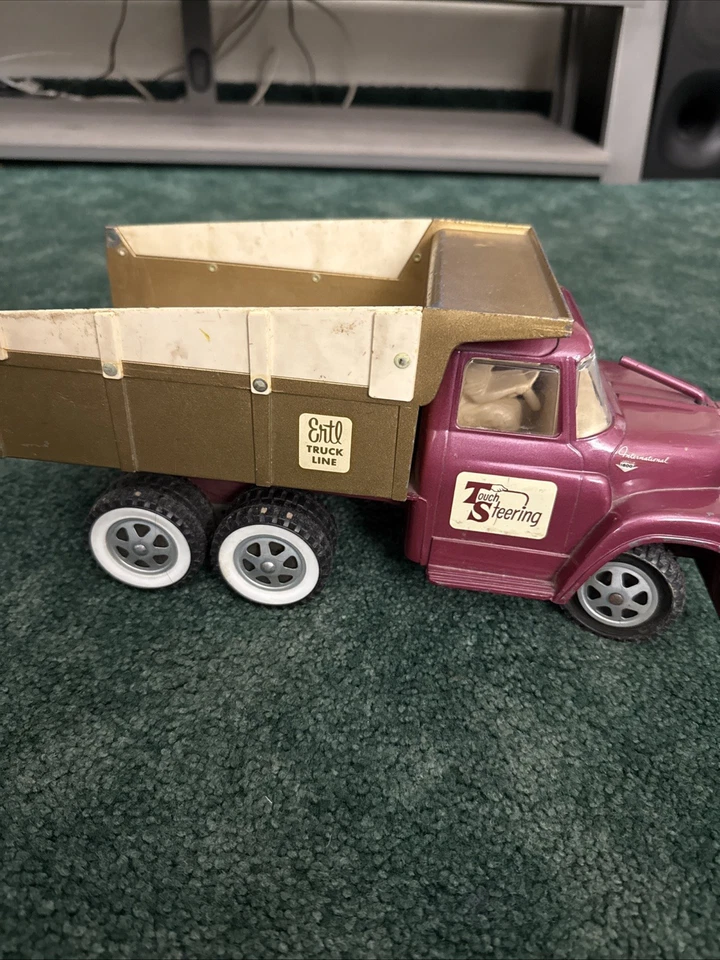 Camión de volteo ERTL International Harvester Loadstar Deluxe años 60 de colección Foto 3 de 4