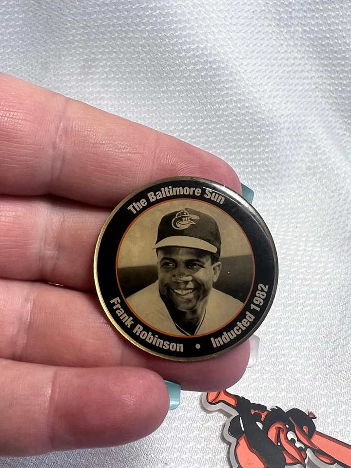 Baltimore Orioles MLB Lote de 3 Pines Frank Robinson, 1988 Pin de Botón y Pin de Pájaro Foto 4 de 4
