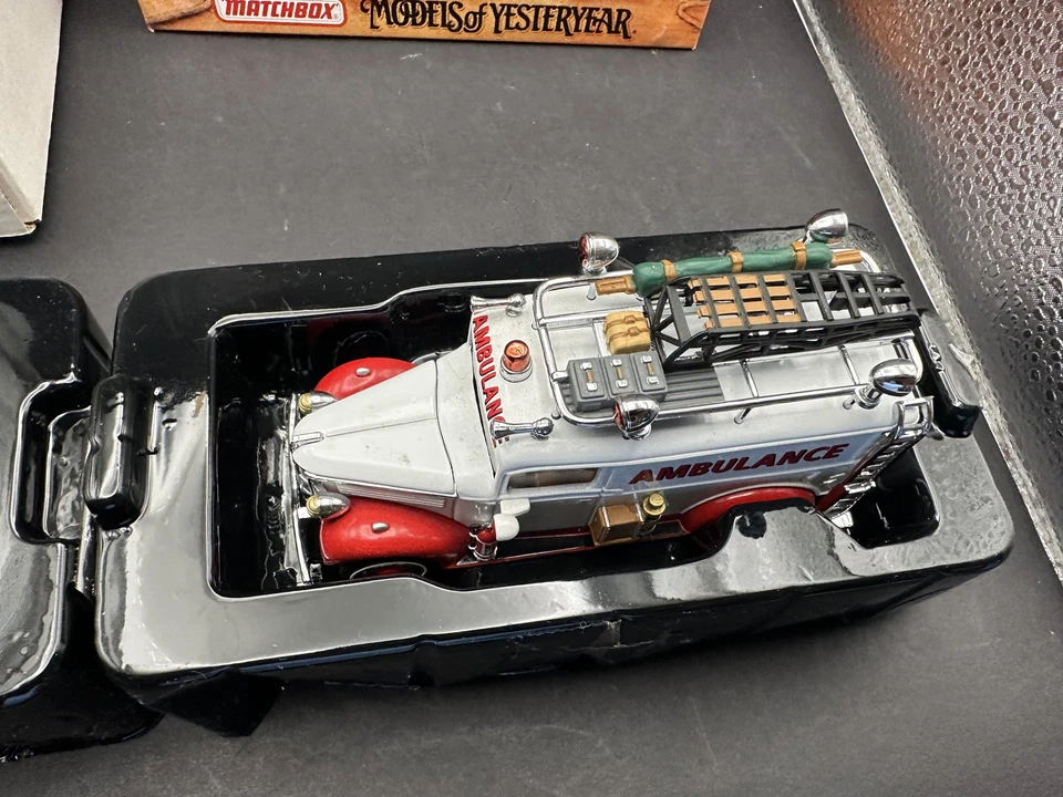 Matchbox YFE30 1937 GMC Ambulance Fire Engine Yesteryear Model Truck Rare - Image 2 of 4