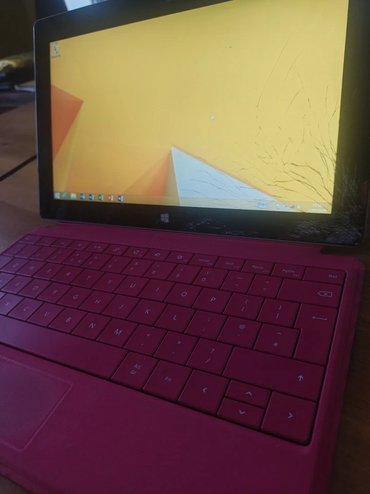 Spares/repairs Microsoft Surface Windows RT 1572 10.6 inch 32GB & Keyboard - Image 3 of 4