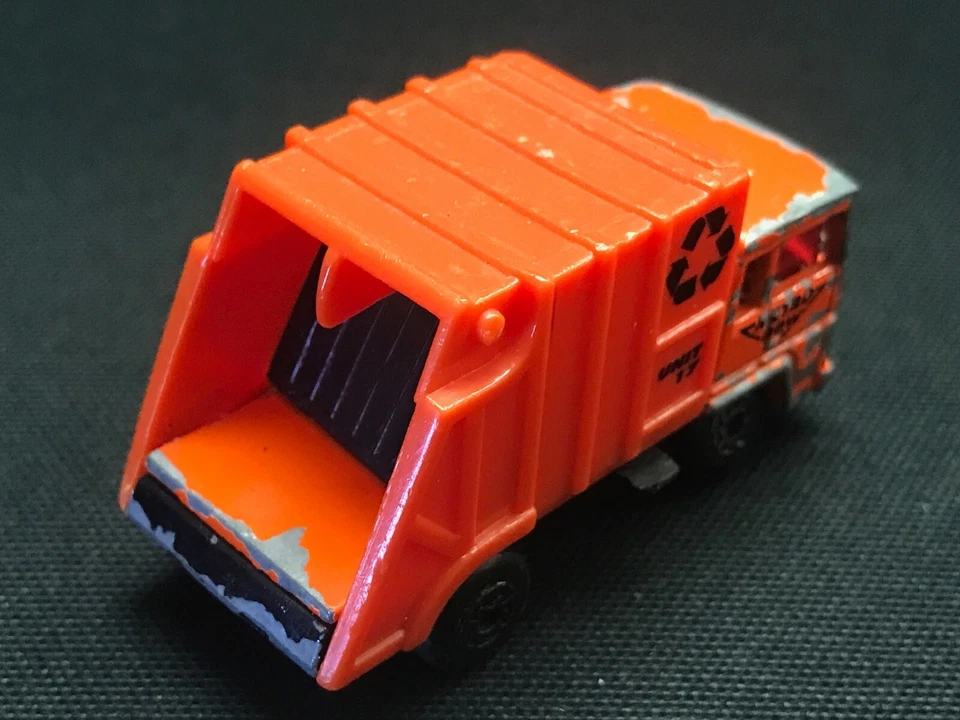 Matchbox Refuse Truck Collectable Scale 1:64 - Image 4 of 4