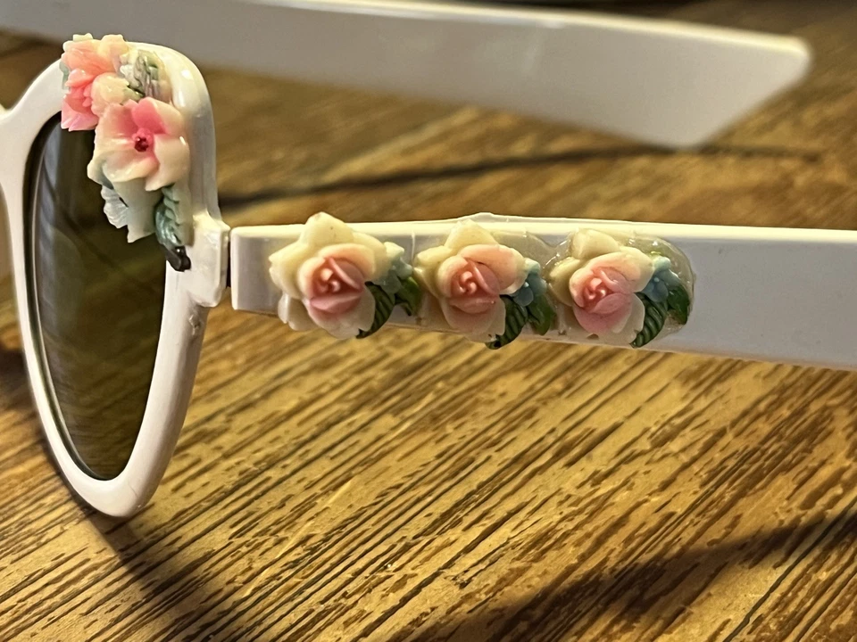 Óculos de sol vintage anos 50 olho de gato armação branca grossa floral plástico rosas colecionável - Imagem 4 de 4