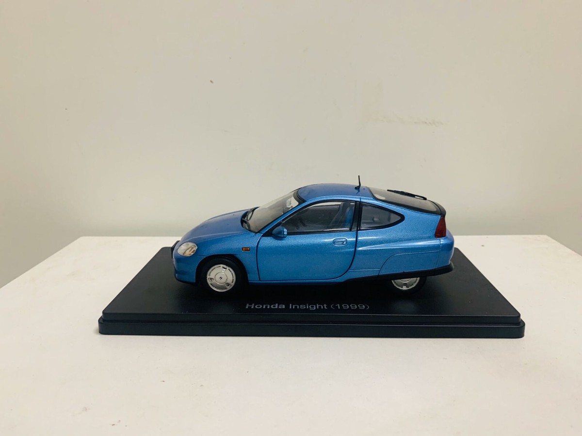 Honda Insight 1999 Blue 2 Open Door 1:24 Scale Die-Cast Model Car