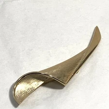 VINTAGE Crown Trifari Gold Tone Pin Brushed Texture Furled Ribbon Spike