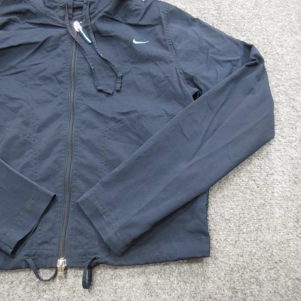 Chaqueta cortavientos ligera de colección Nike para mujer mediana cremallera completa con capucha Swoosh Foto 3 de 4