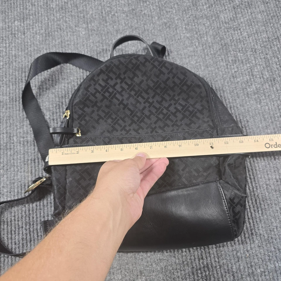 Tommy Hilfiger Mochila Negra Monograma Bolso para Laptop Acentos Dorados Lazo Carpintero Foto 4 de 4