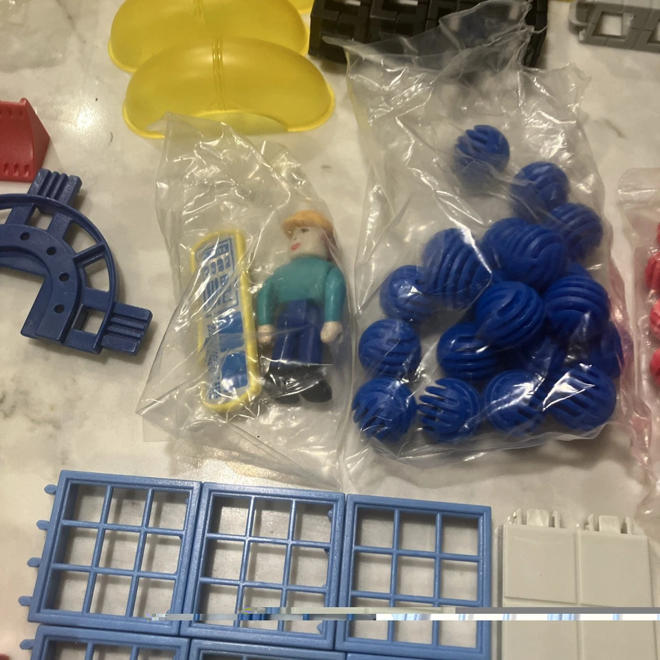 Rokenbok 2002 Power Rok-Lift 04314 Set Pre Owned with Box. One Piece Missing - Image 3 of 4