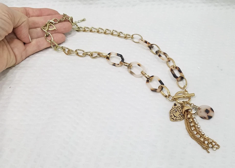 Collar colgante múltiple firmado Thalia Sodi tono dorado y caparazón de tortuga con eslabones de cadena Foto 3 de 4