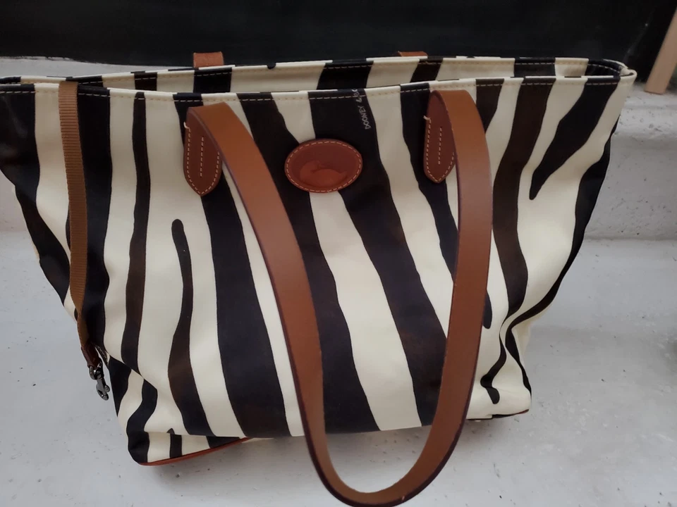Dooney Bourke Mujer Nylon Estampado Cebra Bolso de Mano, Monedero
