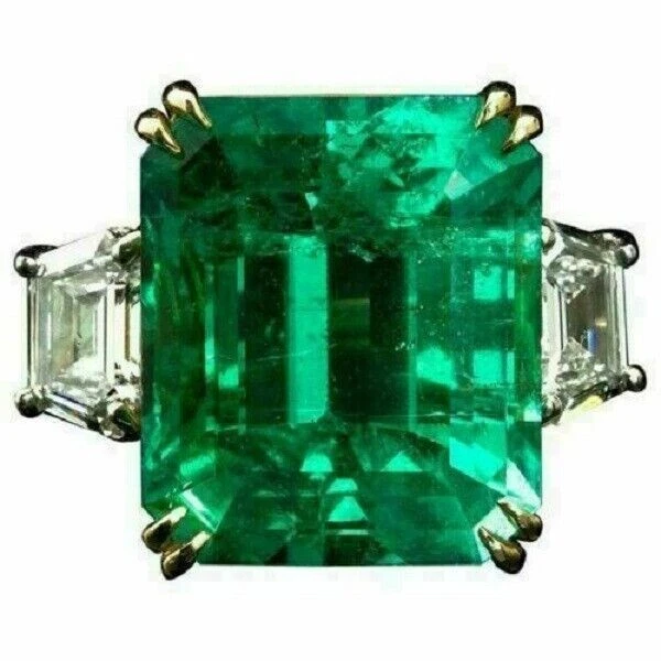 Alianza de tres piedras con esmeralda verde creada en laboratorio de 4 quilates acabado en oro de dos tonos de 14 quilates. Foto 2 de 4