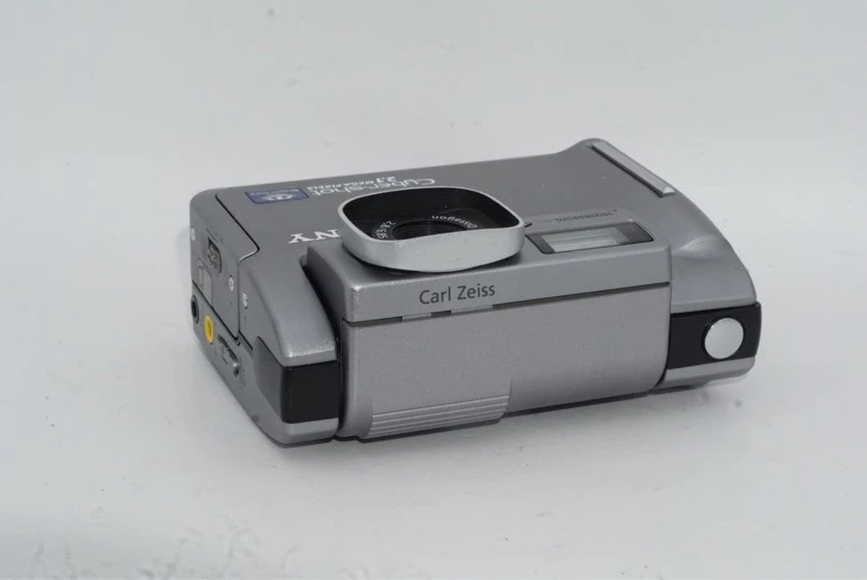 Sony Cyber-Shot DSC-F55 Digital Camera Carl Zeiss Lens 2.1megapixels Silver JP - Image 3 of 4
