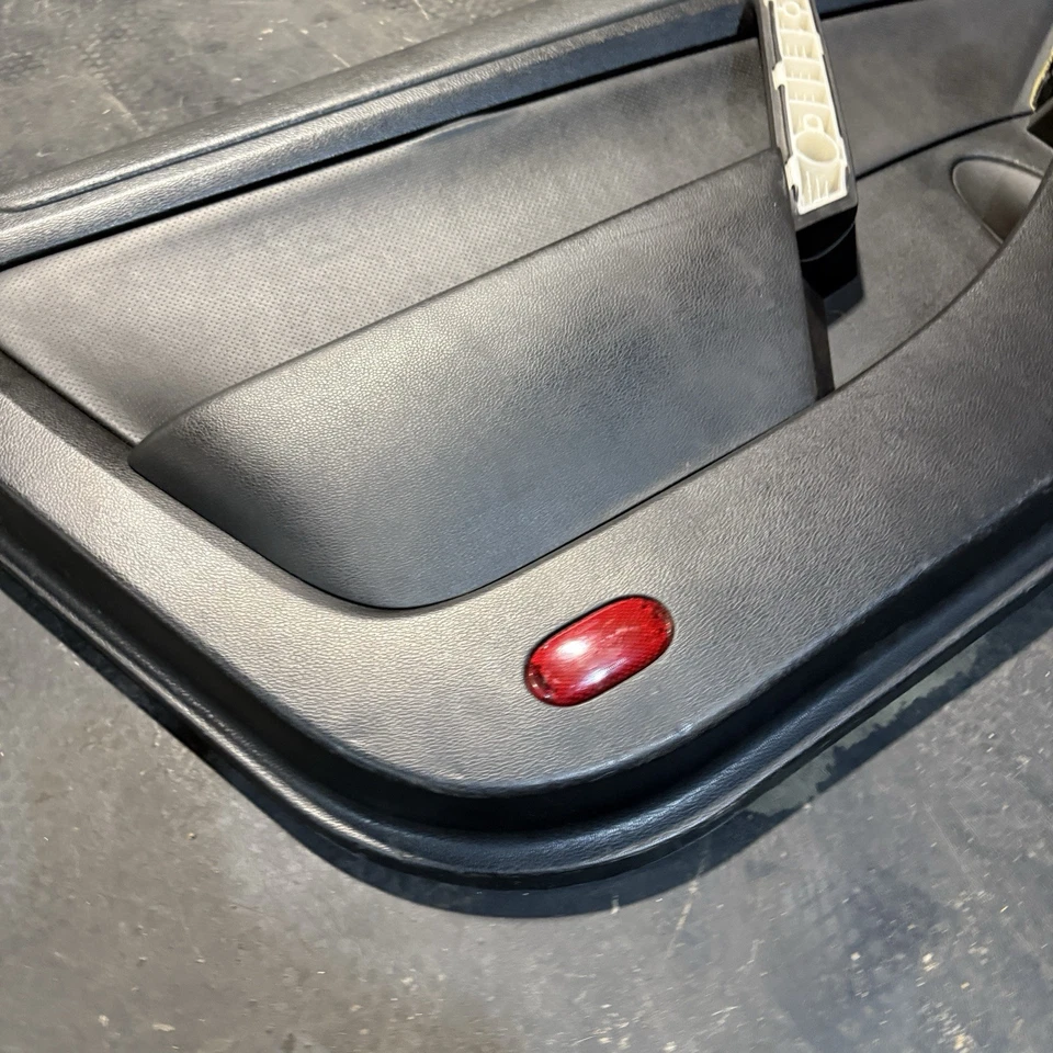 Черный отделочный чехол для левой внутренней дверной панели купе Infiniti G35 03–04 годов выпуска - Изображение 2 из 4