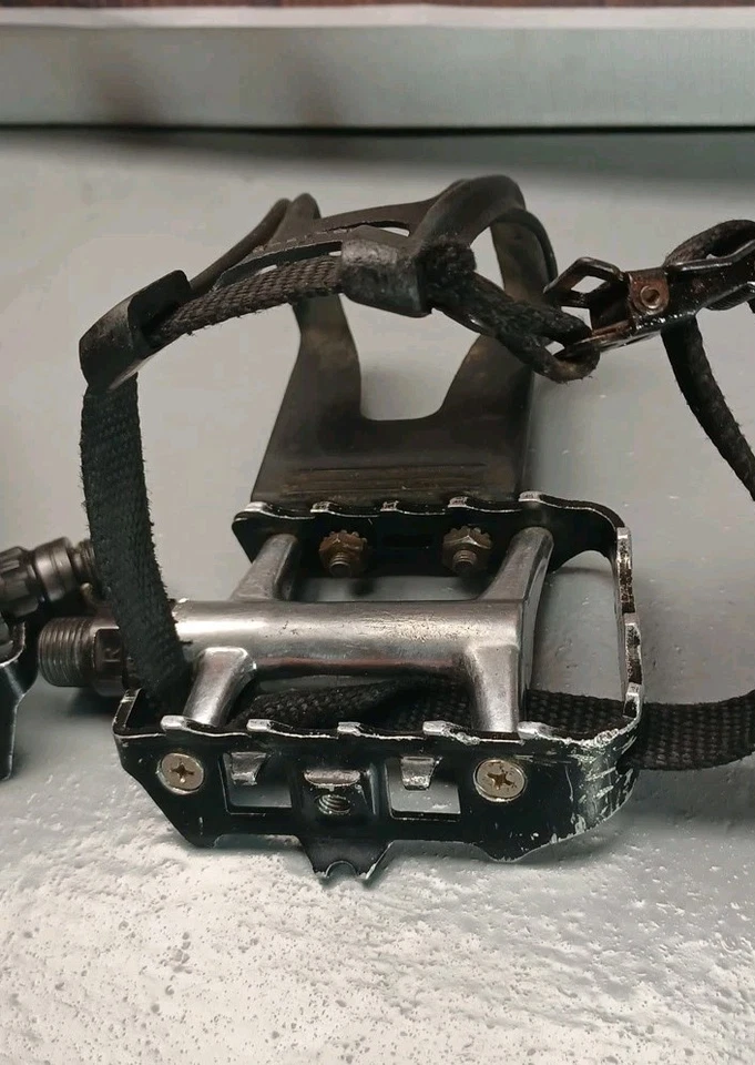 Wellgo LU-950 Performance Road Bicycle Pedals w/ Toe Clips & Straps - Image 2 of 4